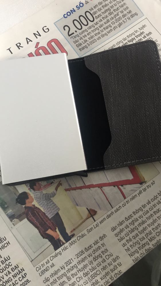 Ví kim loại chắc chắn bền bỉ. Nhỏ gọn tiện lợi. Cầm vừa tay. Nhét được nhiều thẻ lắm. Cơ cấu giư chắc chắn không làm rơi mất thẻ. Khi cần lấy thì ấn vào vị trí đẩy thẻ ra là lấy được thẻ rồi rất tiện lợi vỏ da nhìn sang trọng và để được tiền mặt nữa. Kích thước nhỏ gọn. Sản phảm hay và hữu ích.