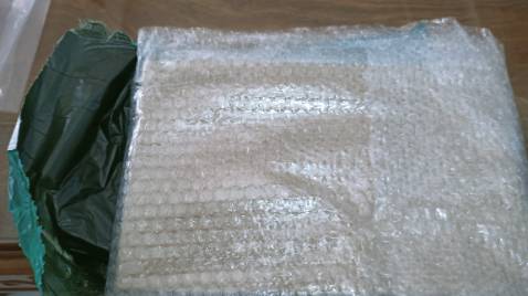 Màu siêu đẹp luôn á mn , cái hộp màu nó sang dễ sợ luôn nhìn sướng mắt lắm luôn ý, bọc hàng lớp thứ 1 bị rách, may còn lớp 2, 3 nữa. Giao hàng thân thiện mỗi tội hay thối nhầm thuii, giao khá nhanh. Giờ tôi hiểu tại sao hộp màu chì thoii mà giá 200 cành r đó