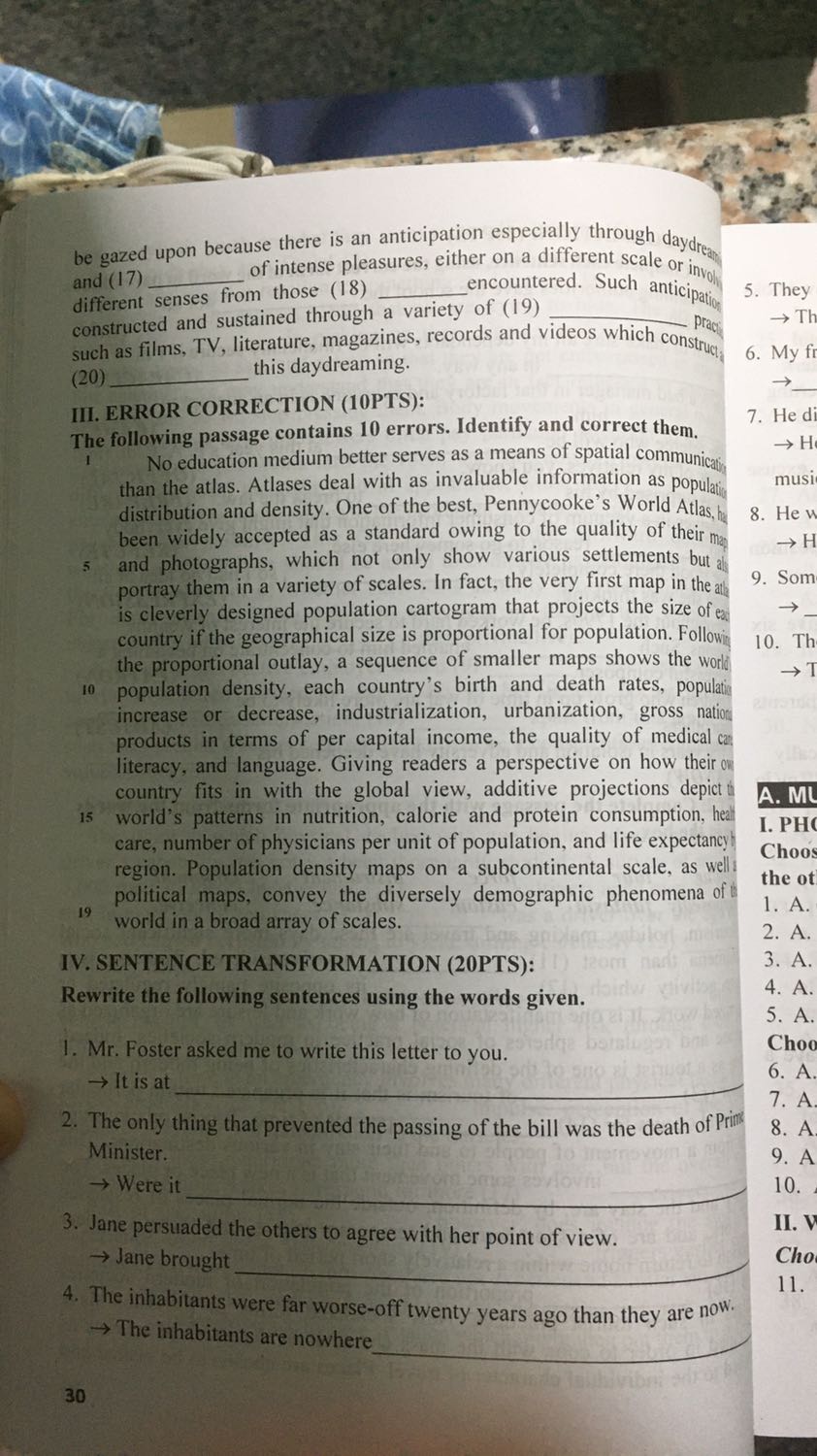 Đề tổng hợp đầy đủ các dạng bài thường xuất hiện trong đề thi học sinh giỏi. Sách mới, không bị lỗi. Về phần đáp án thì không có giải thích gì nên phải tự tìm trên mạng. Bạn nào có ý định vào đội tuyển, thi học sinh giỏi thì nên mua quyển này, còn nếu chỉ học trên trường thôi thì trình độ cuốn này cao hơn nhiều quá. Quyển này mang tính chất luyện đề nên mình nghĩ bạn nào chỉ muốn nâng cao trình độ thôi thì không nên mua, các bạn mua sách nước ngoài ôn kĩ từng kĩ năng và nâng cao từ vựng sẽ có ích hơn nhé.