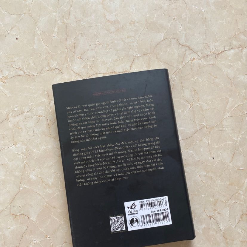 sản phẩm rất đẹp, bìa cứng, áo ôm. cuốn này mình mua do Fahasa giao. rất nhanh, ổn lắm mọi người ạ. 
về nội dung thì mình đọc cũng hứng thú. do thích cách tác giả viết trong "mãi đừng xa tôi" nên quyết định mua cuốn này. 

mong là trải nghiệm với "tàn ngày để lại" cũng tốt như thế 🤓