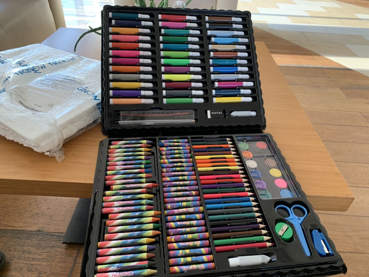 Đã nhận hàng, khá nhanh đặt mới hôm thứ 2 đã về. đóng gói cẩn thận, hộp đủ màu không bị gãy nát gì cả. rẻ hơn ở ngoài thị trường khá nhiều. chất lượng chưa dùng chưa đánh giá nhưng phù hợp với con gái 3 tuổi của mình. nhân viên giao hàng thân thiện. túm lại rất hài lòng. lần sau sẽ ủng hộ shop tiếp! Đã nhận hàng, khá nhanh đặt mới hôm thứ 2 đã về. đóng gói cẩn thận, hộp đủ màu không bị gãy nát gì cả. rẻ hơn ở ngoài thị trường khá nhiều. chất lượng chưa dùng chưa đánh giá nhưng phù hợp với con gái 3 tuổi của mình. nhân viên giao hàng thân thiện. túm lại rất hài lòng. lần sau sẽ ủng hộ shop tiếp!