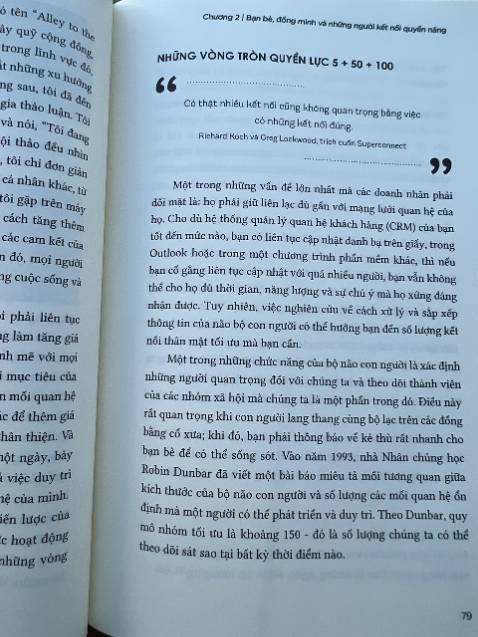 Cảm nhận đầu tiên của mình là cuốn sách có bìa khá bắt mắt, thêm cụm từ Siêu Cò thu hút mình nữa nên quyết định mua luôn. Mở đến phần mục lục mình thấy thiết kế khá sáng tạo, có những vòng tròn kết nối. Hy vọng cuốn này sẽ giúp mình nhiều hơn trong việc xây dựng mối quan hệ trong thời gian tới. 

Tiki giao hàng nhanh, shipper thân thiệt, cho đánh giá 5 sao.