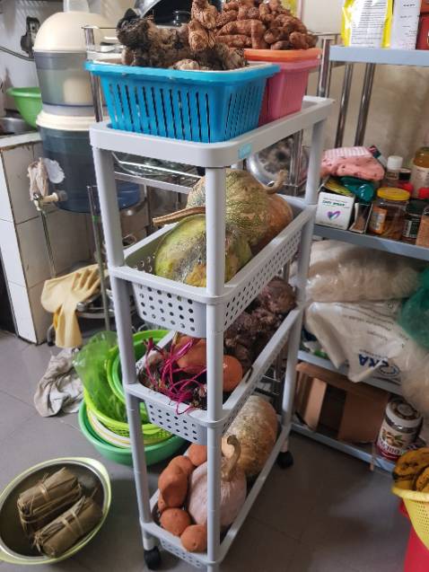 Giao hàng siêu về nhanh, đóng gói cẩn thận. Kệ dễ lắp, có hướng dẫn cho ai cần. Khá chắc chắn, bánh xe trơn. Mình dùng để rau củ quả, còn bạn nào thích dùng đựng mấy thứ khác cũng okie luôn. Mà lắp xong hết thấy trong thùng có miếng nhựa gãy, kiểm tra thì kệ k bể chỗ nào nên cũng hơi hoang mang xí =))