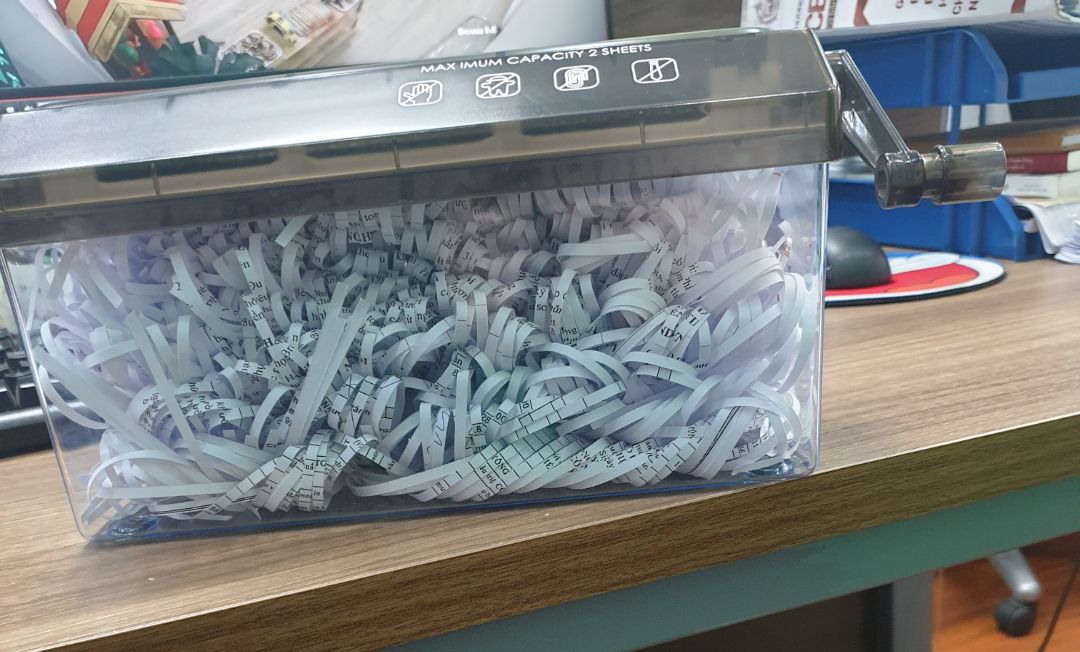 máy cắt chắc tay, rất chắc chắn, chưa được kha khá giấy cắt. nhưng ko biết có cần thay dao cât hay chỗ cắt có bị cùn đi ko và có thay được ko shop nhỉ?