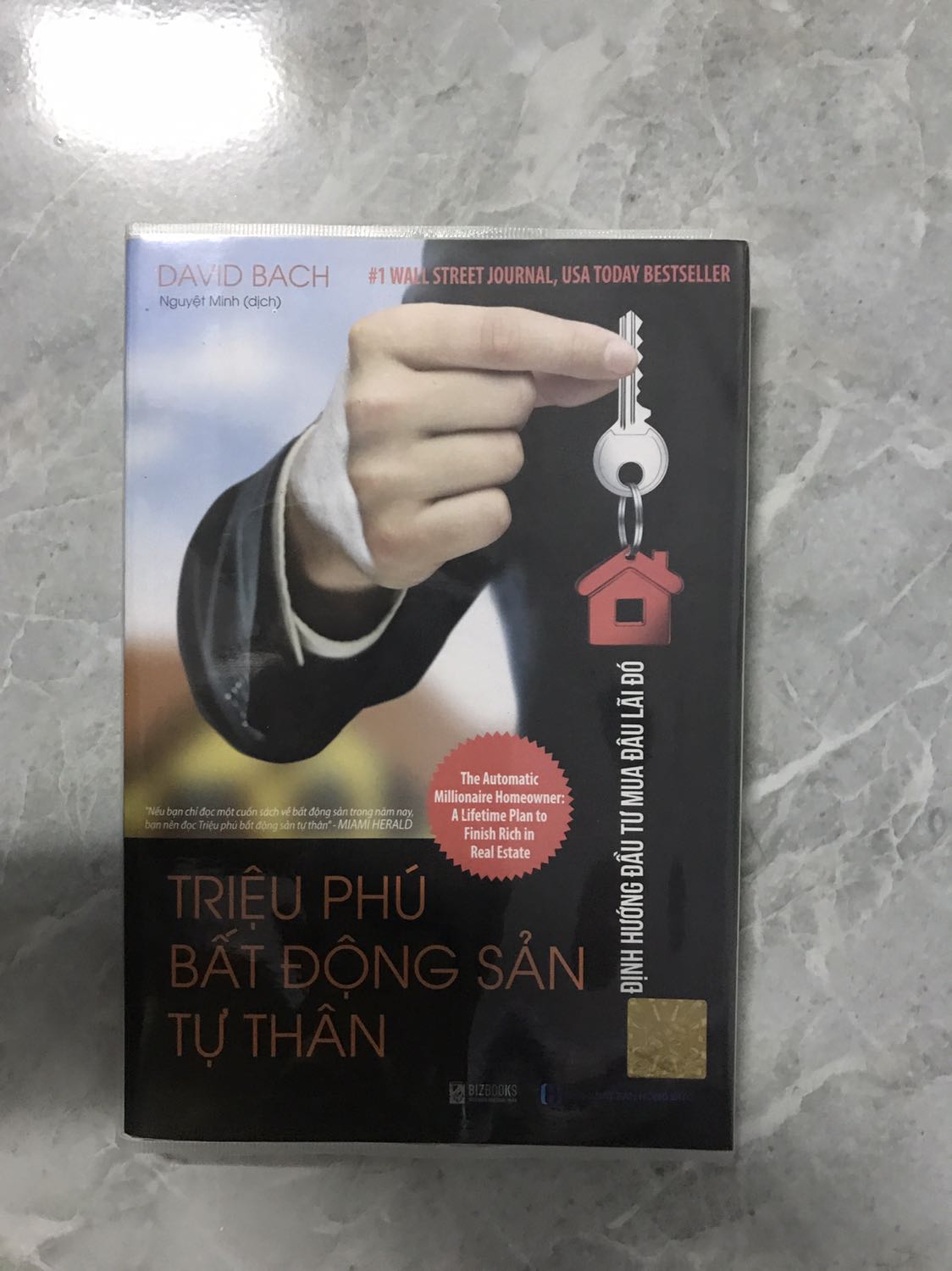 Sách mình mua giá là 1***, giá bìa 162k, giao nhanh. Nội dung nói về các lối suy nghĩ khác nhau về bất động sản. Sách không kèm bookmark nhưng có kèm mã QR để nhận sách nói của ứng dụng Bizbooks.