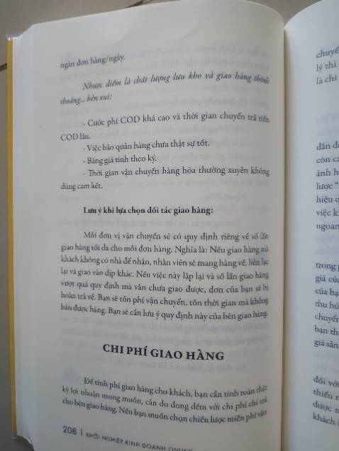 Cuốn sách cung cấp những kinh nghiệp THỰC CHIẾN khi kinh doanh online bằng việc kết hợp những dẫn chứng thuyết phục. Ví dụ như sau khi nhấn mạnh tầm quan trọng của việc giao hàng chiếm hơn 50% mức độ hài lòng của khách hàng, cuốn sách sẽ phân tích những đơn vị giao hàng đang làm tốt trên thị trường. Từ đó người đọc sẽ có cái nhìn tổng quan, giảm thời gian THỬ-SAI khi làm thực tế.