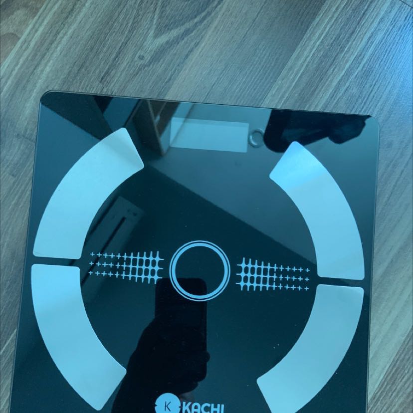 Cân ok. Chính xác. Nối với điện thoại nhanh, tiện. App rất dễ dùng. Có thể dùng để theo dõi cân nặng cho từng người trong gia đình. App còn có chức năng tính toán các chỉ số khác cho cơ thể. Điểm trừ là khi đứng lên cân có tiếng kot kẹt, có lẽ do vỏ làm bằng nhựa.