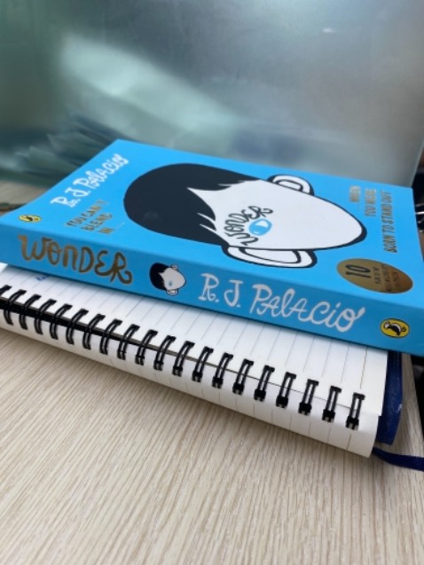 Bìa cực mịn và xinh,
Mình nghe tên cuốn này từ lâu nhưng chưa đọc review mà cứ thế mua luôn, không ngờ hay hơn mình tưởng
Câu từ dễ đọc nữa 10₫ Bìa cực mịn và xinh,
Mình nghe tên cuốn này từ lâu nhưng chưa đọc review mà cứ thế mua luôn, không ngờ hay hơn mình tưởng
Câu từ dễ đọc nữa 10₫