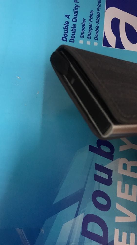 Ví nhỏ gọn đẹp. Vỏ da cực chất, hộp nhôm đựng thẻ cứng cáp và chắc chắn, vừa khít với thẻ nên mình thấy nó khá là nhỏ gọn. Thẻ đựng được nhiều vô đối luôn. Mình không đủ thẻ để kiểm tra nhưng chắc là 9-10 cái nhé được nếu là loại không có chữ dập nổi. Vỏ da cũng để được tiền và giấy tờ nữa. Sản phẩm tốt, em cảm ơn shop ạ.