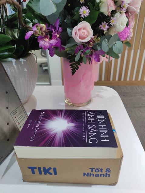 Mình đọc review cuốn này được mong chờ nhất trong bộ 3 cuốn của tác giả Barbara Ann Brennan nên Tiki giảm sâu là mua ngay. Cuốn sách này có tính khai trí, Tất cả những gì chúng ta cần để chữa lành là ánh sáng và nhân ái và Barbaea quả là đã thấu hiểu chân lý ấy. Cuốn sách gần 900 trang này đưa chúng ta đến với những chiều sâu mới của tri thức chữa lành.