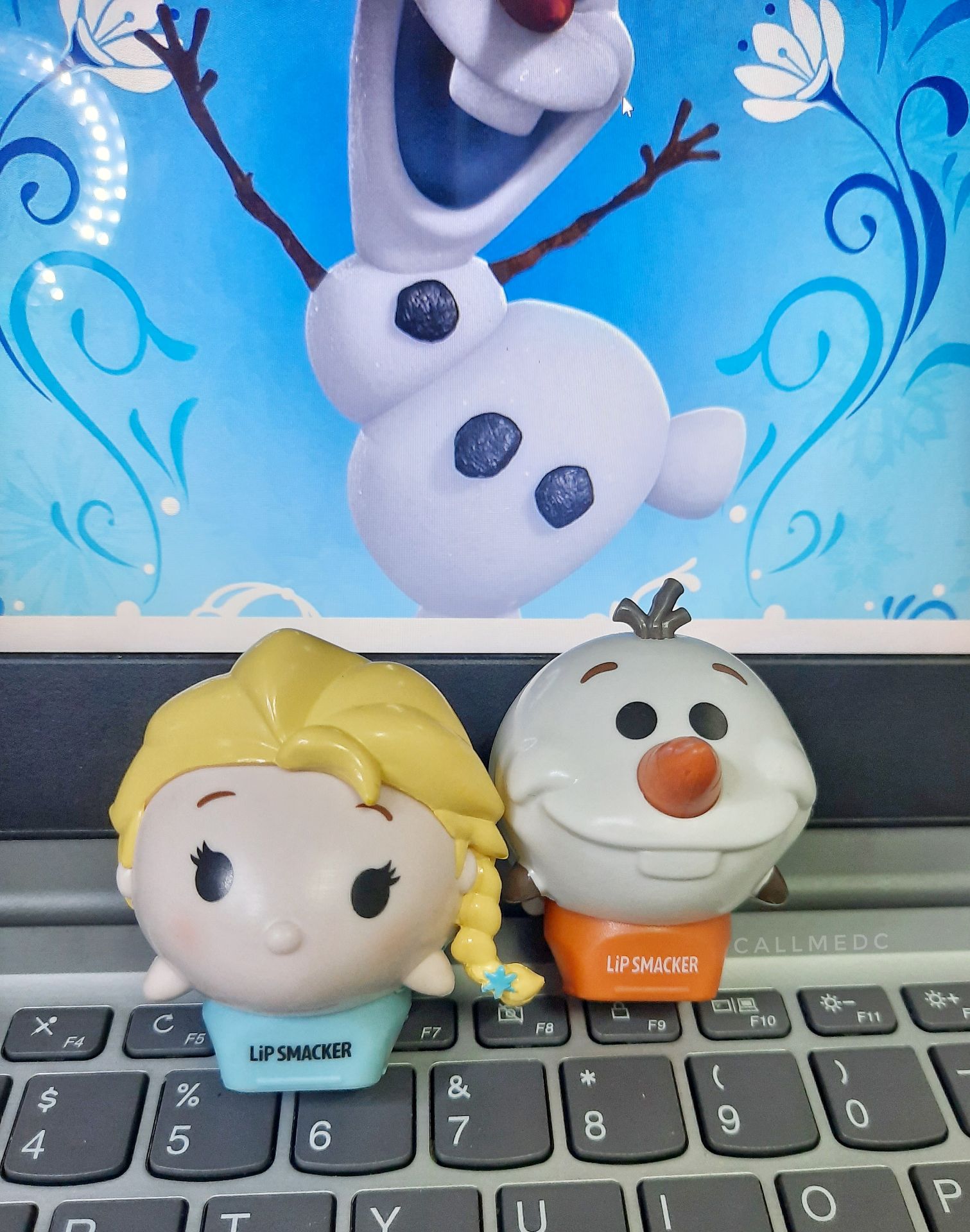 son thơm mùi dâu, dưỡng ẩm tốt, ít bóng.