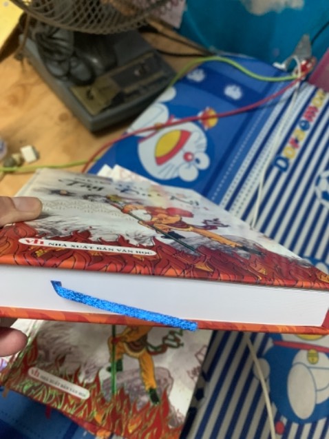 Mình tưởng có hộp nhưng thật ra không hộp, nhưng ko sao, sách bìa cứng rất dày, giấy rất đẹp. Bốn cuốn có màng co, giá sale quá rẻ, shop còn tặng mình thêm một cuốn tiểu thuyết ngắn. Cảm ơn shop nhé