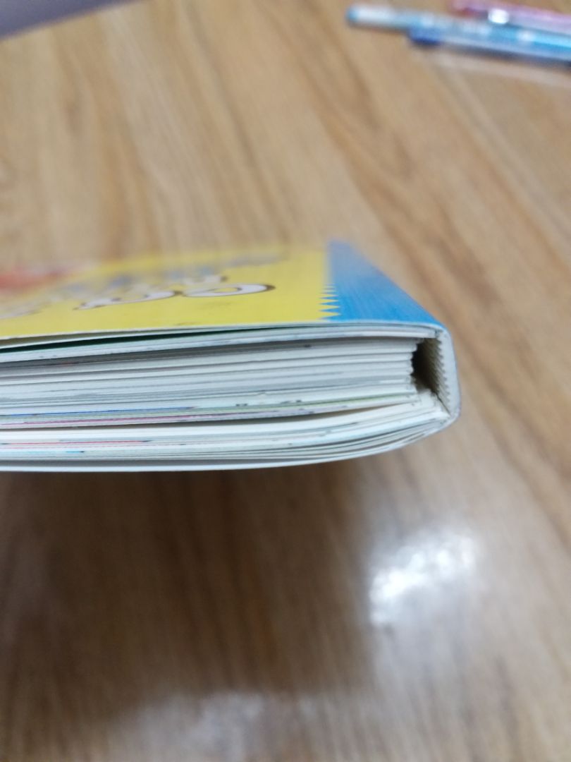 bìa sách nhìn bẩn. gáy sách chưa gì đã bung như sách  đã qua sử dụng