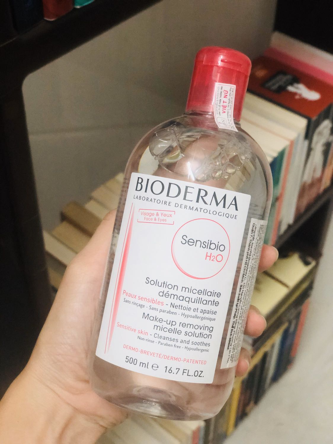 Bình thường mình toàn nhờ chị đồng nghiệp nhận hàng giúp, nhưng lần này vì mua nước tẩy trang nên mình phải tận tay kiểm tra xem có đổ vỡ gì không thì... TRỜI ƠIIIIII luôn á, Tiki quấn chai Bioderma của mình bằng một lớp bọc bong bóng dày cộm, mình thấy mà hết hồn ?
Tất nhiên ẻm vẫn còn nguyên vẹn như hình đây, còn có tem thông tin của nhà nhập khẩu và phân phối nữa. Không có gì phàn nàn hết, kể cả sản phẩm lẫn dịch vụ giao hàng nhanh của Tiki ^^