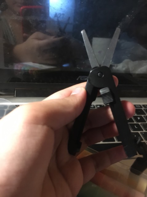 Lưỡi kéo sắc ko quá dài. Gấp rất gọn. Ok