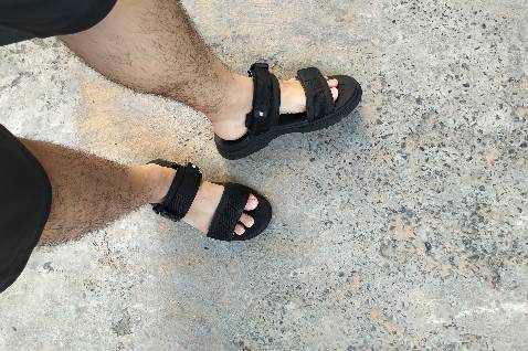 Đi dép mà êm và nhẹ như đeo ultraboost vậy,  thiết kế thông minh có thể tháo gót chân để thoải mái hơn. Sáng nào cũng đeo dép đi khắp mọi nơi. Sẽ mua thêm cho mấy đứa em đeo cùng.