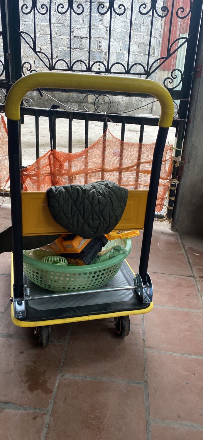 Xe đẩy khá nhẹ, nhưng mà khi lắp bốn bánh ( không có giấy hướng dẫn tháo lắp). Mình cũng hơi tiếc vì xe không có phanh, nên khi bê đồ lên xe phải có người giữ, nếu không thì sẽ tự Ý di chuyển về những hướng mà mình không mong muốn.