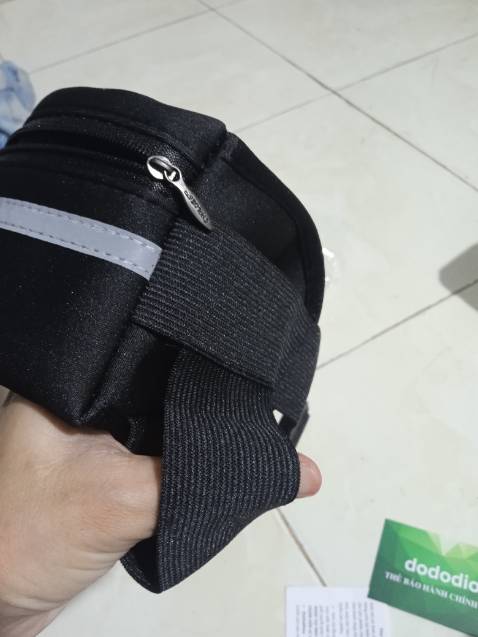 Nhân viên giao hàng thân thiện, giao hàng đúng thời gian dự kiến. Mình chưa sử dụng nên chưa biết độ bền ra sao nhưng ban đầu cứ nghĩ sợ không vừa điện thoại của mình do lớn quá, nhưng mà mở ra thì thấy dư vừa luôn 😅 Lớp vải giống như có mos khi tiếp xúc với bụng đỡ bị cấn da. Có một ngăn chính và một ngăn phụ nhỏ, ngăn chính để đt và các loại thẻ như atm và tiền cũng dư sức luôn, mình thấy khá rộng. Ngăn nhỏ thì để chìa khoá. Dây đai thấy cũng chắc chắn, có lỗ cắm tai nghe để nghe nhạc khi chạy bộ nữa. 36k mình thấy k mắc chút nào, có điều phí ship tới 32k lận 🤣🤣🤣. Túi này tiện lợi cho công việc lắm. Mình hi vọng sẽ giúp ích được cho mình và nhiều bạn khác.