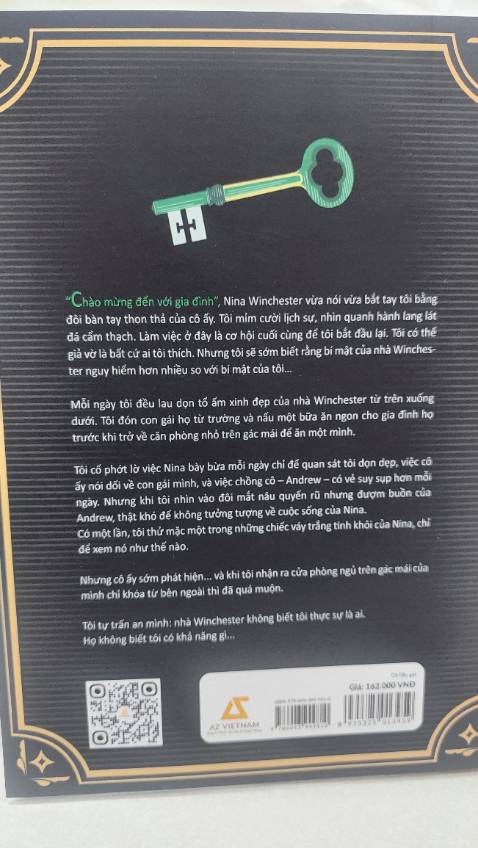 Một cốt truyện, một kịch bản đậm chất Mỹ, một trò chơi điên khùng dưới vỏ bọc ái tình của một kẻ thái nhân cách. Tất nhiên như bao câu chuyện kiểu Mỹ kẻ chủ trò rốt cục lại trở thành nạn nhân của chính trò chơi do mình tạo ra. Freida McFadden rất khéo léo khi tạo dựng một câu chuyện hấp dẫn cùng những nhân vật hết sức thú vị.
Không ngạc nhiên khi bộ phim cùng tên đang trong giai đoạn sản xuất cũng sẽ được ra mắt vào cuối năm nay với sự xuất hiện của ngôi sao đang lên Sydney Sweeney cùng đàn chị Amanda Seyfried.