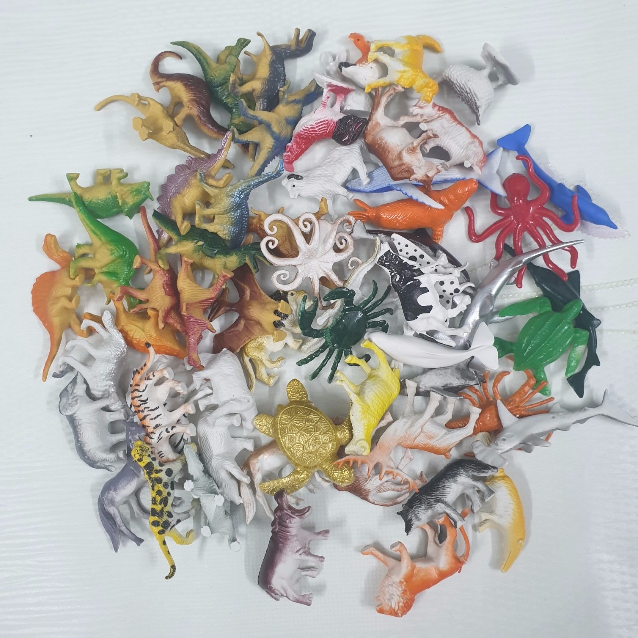 Bộ đầy đủ 60 con vật giống hệt như trong hình. Kích thước nhỏ, xinh lắm, nhìn sơ là biết con gì rồi. Rất phù hợp để ba mẹ chơi cùng con. Tuy nhiên, có 1 số con vật hơi nhọn và cứng, khi chơi cần lưu tâm.
Nhìn chung, mình rất hài lòng với sản phẩm này, rất hữu ích và đáng để cho các con chơi.