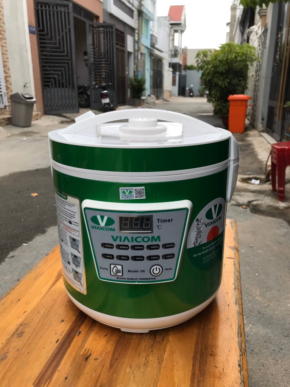 Thấy bạn bè giới thiệu quá trời nên mua thử xem thế nào, thấy giá nó rẻ hơn nhiều hãng mà nhiều tính năng. Nhận hàng được mấy ngày rồi, thấy màu nó sang chảnh hơn trong hình nữa. Đang làm rồi, máy chạy ổn. Tạm kết luận: sản phẩm đúng như mô tả, màu sắc, tính năng OK, linh phụ kiện giấy tờ bảo hành đầy đủ, có tem chống hàng giả nên yên tâm luôn. 
Chất lượng tỏi đen chờ xong mẻ đánh giá tiếp.