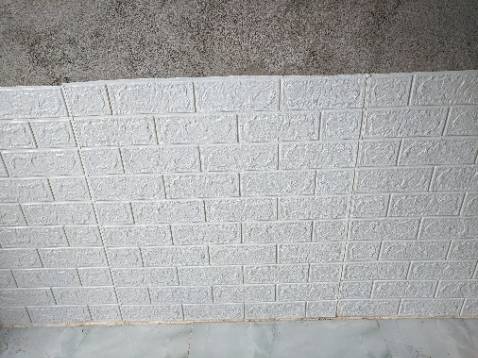 - Hàng nhận được thấy khá cũ, giống như để lâu trong kho, các tấm có dấu hiệu lơn keo viền tấm. 
- Mua CB 10 tấm, nhận được 2 tấm mỏng hơn hẳn so với các tấm còn lại (được Shop giải thích do đóng bao bị đè nên xẹp) nhưng không hợp lý do ngoài mỏng thì nó còn lệch hàng gạch so với các tấm còn lại, và lại còn cực cũ, 4 góc dán hầu như đều lơn ra. Khá thất vọng
- Mọi người mua chú ý trước khi dán thì mình dàn hoặc xếp chống các tấm để kiểm tra các hàng gạch giữa các tấm có thẳng với nhau không nhé
Nếu mình mua giấy gián tường thì mình nghĩ nên mua ở các trang bán hàng khác như Laz, ở Tiki bán khá mắc,