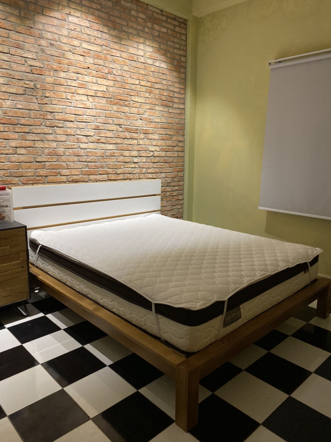 Tấm lót may cẩn thận chắc chắn. Không chống thấm được nên nhà nào không có em bé dùng sp này thì ok. Tấm lót may cẩn thận chắc chắn. Không chống thấm được nên nhà nào không có em bé dùng sp này thì ok.