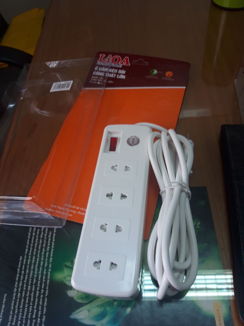 vỏ nhựa trắng, bo cạnh rất đẹp; cắm ăn rất chặt; dây điện to.