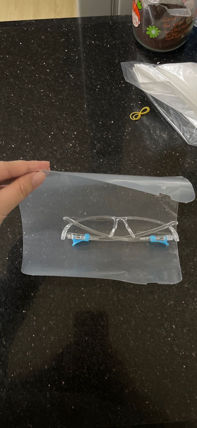 ko hề có kính nào hết, chỉ có gọng và một miếng nhựa bể, đeo lên ko hề trong suốt như trong ảnh là sao trời đất ơi 60k cũng là tiền chứ bộ ko hề có kính nào hết, chỉ có gọng và một miếng nhựa bể, đeo lên ko hề trong suốt như trong ảnh là sao trời đất ơi 60k cũng là tiền chứ bộ