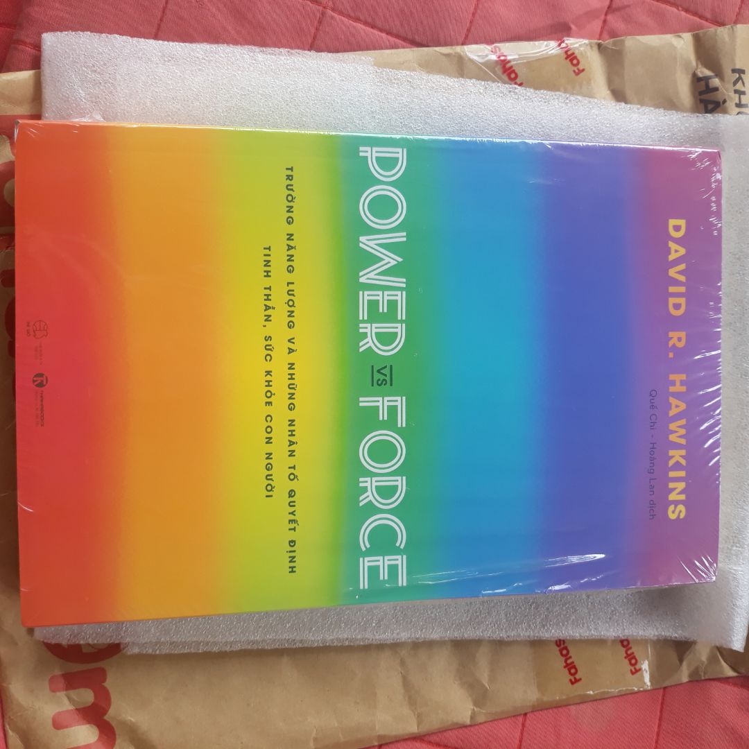 mình đặt hàng ngay đợt giãn cách nên đợi hơi lâu. mà Tiki giao cho mình từ giữa T9 rồi, giờ mới xác nhận giao hàng thành công cho mình. Còn về sách thì shop đóng gói rất đẹp và chắc chắn, ngoài màng bọc nilong ở ngoài sách thì có thêm 1 miếng xốp nữa. Nội dung vài chương đầu hơi khó với mình nhưng về sau thì dễ hiểu hơn. Sách giúp mình hiểu thêm về trường năng lượng của bản thân và xung quanh, dù chỉ một vật hay 1 tác động nhỏ cũng có thể ảnh hưởng đến cơ thể và sức khỏe của chúng ta. Mình đọc xong hết quyển rồi, chắc phải đọc thêm lần 2 lần 3 mới hiểu được kiến thức trong quyển sách và áp dụng vào cuộc sống. Mọi thứ đều ổn áp và xứng đáng 5sao. Chỉ duy nhất sách dễ bị bung giấy, mình cầm nhẹ nhàng nâng niu lắm mà bị rách cả 1 xấp gần 20 tờ huhu, hy vọng lần sau nhà xuất bản sẽ cải thiện hơn ạ. mình đặt hàng ngay đợt giãn cách nên đợi hơi lâu. mà Tiki giao cho mình từ giữa T9 rồi, giờ mới xác nhận giao hàng thành công cho mình. Còn về sách thì shop đóng gói rất đẹp và chắc chắn, ngoài màng bọc nilong ở ngoài sách thì có thêm 1 miếng xốp nữa. Nội dung vài chương đầu hơi khó với mình nhưng về sau thì dễ hiểu hơn. Sách giúp mình hiểu thêm về trường năng lượng của bản thân và xung quanh, dù chỉ một vật hay 1 tác động nhỏ cũng có thể ảnh hưởng đến cơ thể và sức khỏe của chúng ta. Mình đọc xong hết quyển rồi, chắc phải đọc thêm lần 2 lần 3 mới hiểu được kiến thức trong quyển sách và áp dụng vào cuộc sống. Mọi thứ đều ổn áp và xứng đáng 5sao. Chỉ duy nhất sách dễ bị bung giấy, mình cầm nhẹ nhàng nâng niu lắm mà bị rách cả 1 xấp gần 20 tờ huhu, hy vọng lần sau nhà xuất bản sẽ cải thiện hơn ạ.