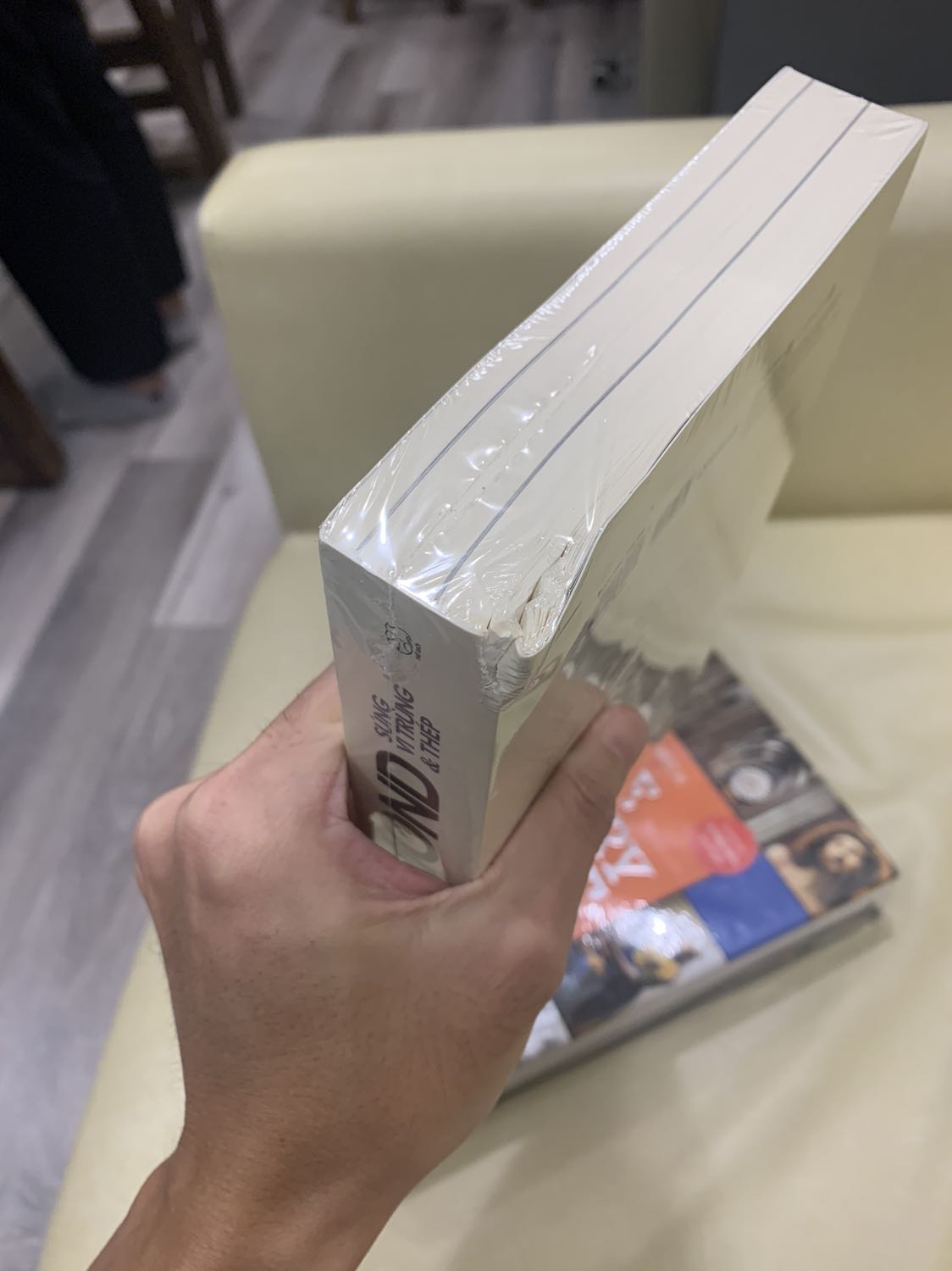 Đang rất mong đợi quyển này, mà nhận được thì quá buồn cho một cuộc tình éo le. Sách không chỉ cấn móp góc mà còn rách luôn, nhìn buồn dễ sợ

Dẫu sao liên hệ với tiki vẫn được đổi sách khác, nhưng phải chờ đợi vài ngày nữa

Cám ơn tiki đã hỗ trợ dịch vụ tốt!