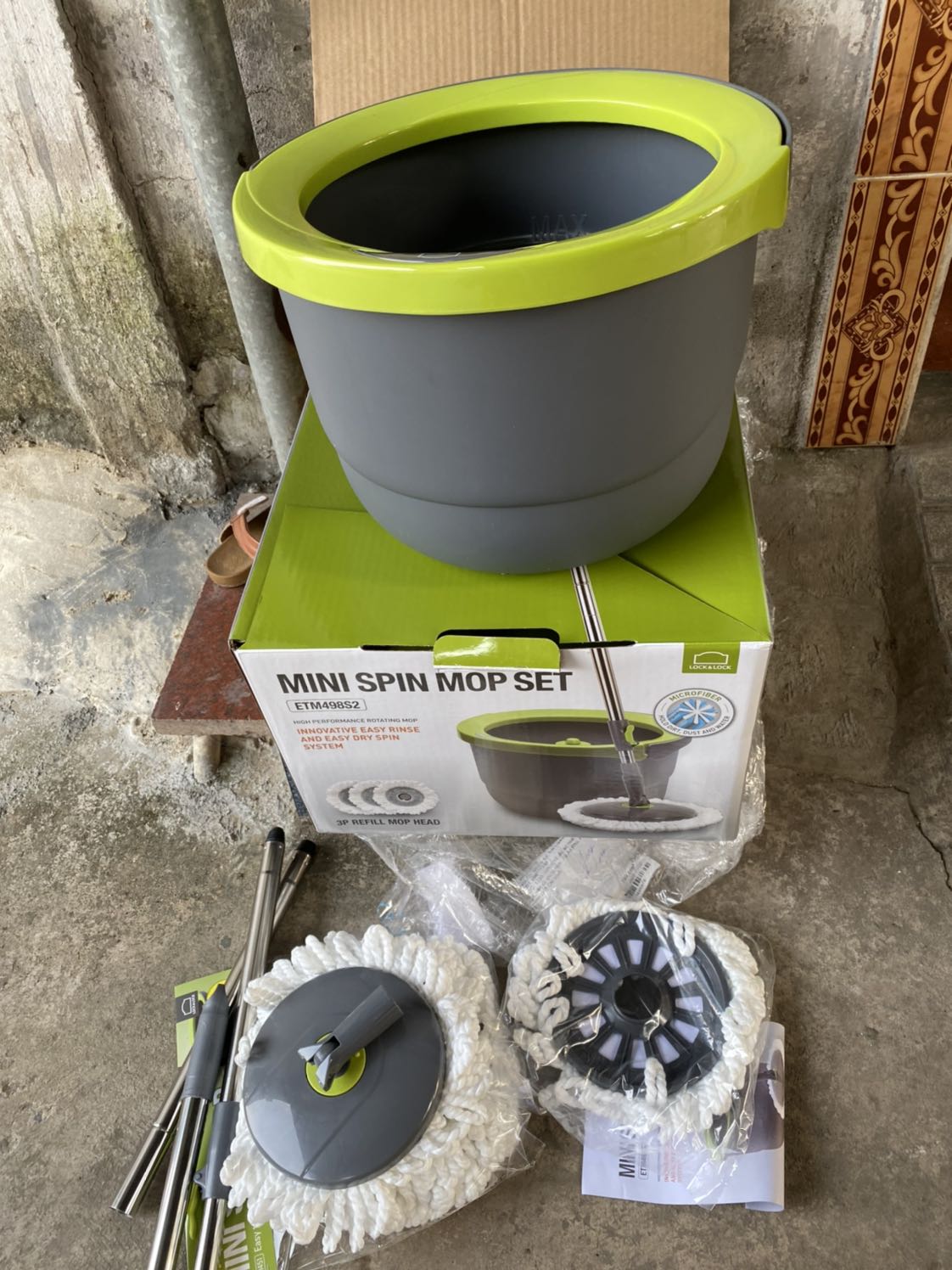 Hôm nay mình vừa nhận được hàng nên đem ra dùng thử liền. Theo mình thì cây lau nhà tốt, chắc chắn. Được tặng 2 bông lau nữa là được 4 bông. Nhưng bông hơi nhỏ nên phải lau nhiều lần mới sạch. Nhưng điểm cộng là lau sạch, nhà mau khô. Bông vắt nếu biết cách xoáy thì bông khô dễ lau chứ k bị ướt nha. Vì là mini nên k có bánh xe, nếu cho nhiều nước thì xách nặng tay thôi. Với 399k mà lại được miễn ship thì như vậy là hời. Sản phẩm dùng tốt, lau sạch. Cảm ơn tiki nha.