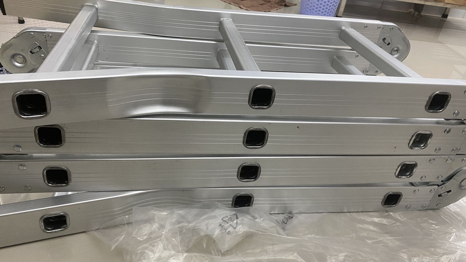 Giao hàng rất nhanh tại Tân Bình, thang được đóng gói khá là chu đáo. Chất lượng tốt không bị móp méo. Thang nhẹ, nữ có thể thao tác được. Tải trọng thang tạm ổn cho công việc nhà, không khiêng chất đồ nặng quá là được