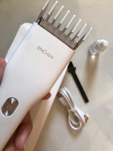 Vừa mua về hớt tóc liền, máy ok chạy êm và còn có nhiều cấp nật khác nhau để hớt dài ngắn tuỳ mình nữa. Gút!