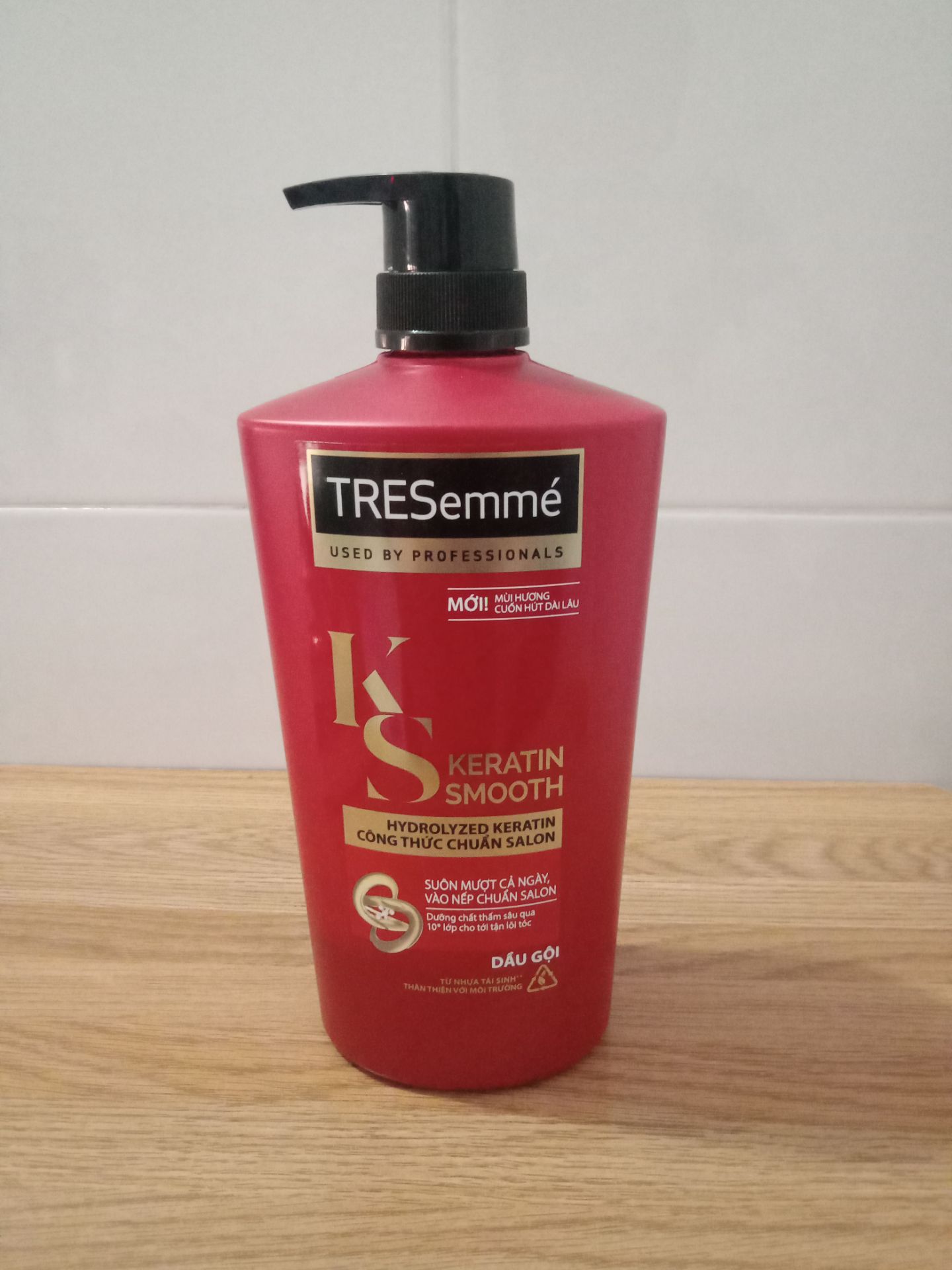 Bao gói hơi khó chịu nhưng may mắn là không có hư hỏng. 
Giao hàng nhanh, shipper ổn.
Hạn sử dụng hơn 2 năm, ngoại hình sạch sẽ.
Chưa dùng thử nên chưa kiểm tra vòi xịt có ổn không, tạm thời không có lỗi.