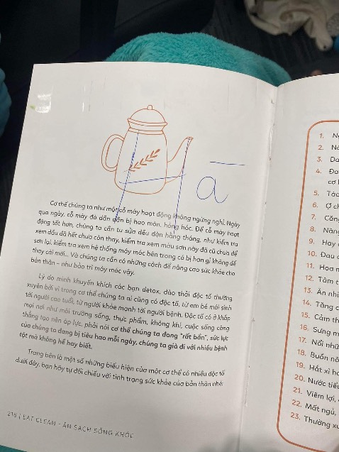 Tiki giao cho mình sách đã bị viết bậy như hình. Nhưng chính sách đổi trả yêu cầu phải có clip kiểm tra hàng từ lúc mở kiện đến lúc phát hiện lỗi. Với đơn hàng là 2 quyển sách thì làm sao khách hàng có thể phát hiện lỗi như thế này khi mới nhận hàng được? Mình đâu thể ngồi mở từng trang sách đến trang 216 để phát hiện ra vấn đề như này. Mình đồng ý là không thể đổi trả nếu làm đúng quy định của Tiki, nhưng các bạn làm ơn kiểm tra kỹ hàng trước khi gửi, tránh tình trạng như thế này. Mua sách mới mà bị như vậy thật sự rất bực mình và mất thiện cảm