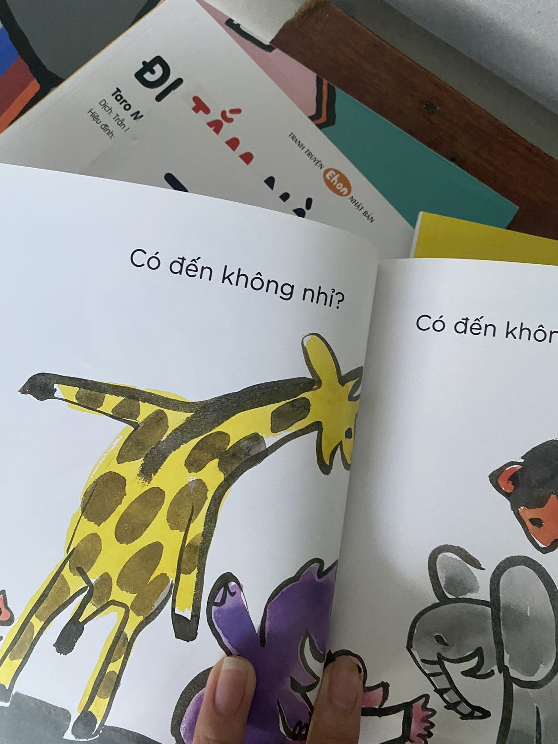 con mình thích sách này lắm nên mình mua về xog cũng tìm hiểu một chút về ehon, thấy rất nhiều điểm tốt