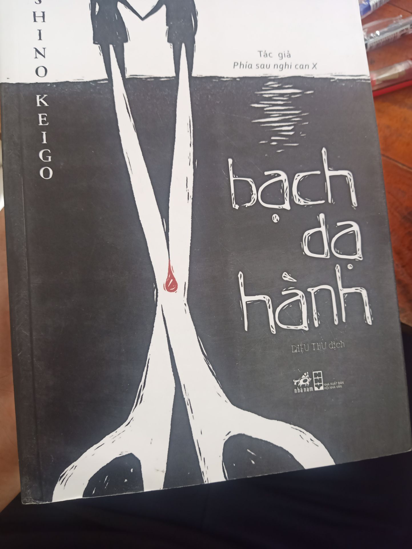 Tôi cảm thấy thất vọng các bạn ạ, sách chắc là được để dưới mặt sàn, lê lết xước xát. Nhiều lần mua kiểu gì cũng phải có cuốn bị quăn queo hay bị xước. Shop như đang bảo rằng k mua bookcare thì ráng mà chịu đi vậy