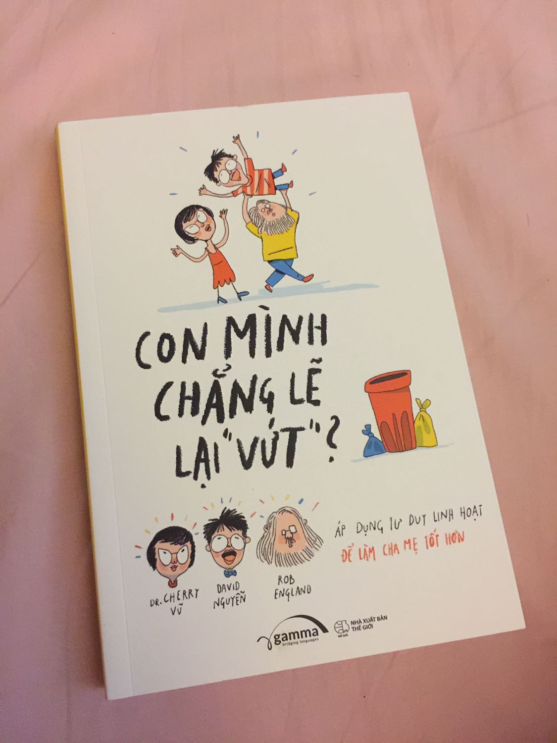 Cuốn sách 327 trang và chữ thì nhỏ tí vì vậy bạn sẽ đọc và học được nhiều điều trong đó. “Những bài học cuộc sống được chắt lọc từ gia đình Rob và Cherry sẽ giúp bạn có những suy nghĩ đúng đắn, tích cực trong việc nuôi dạy con cái”. Trước đây những mẩu chuyện này được đăng rải rác trong nhóm Đồng hành cùng con tuổi dậy thì, giờ thì mình có thể đọc 1 lèo trong cuốn sách này ❤️