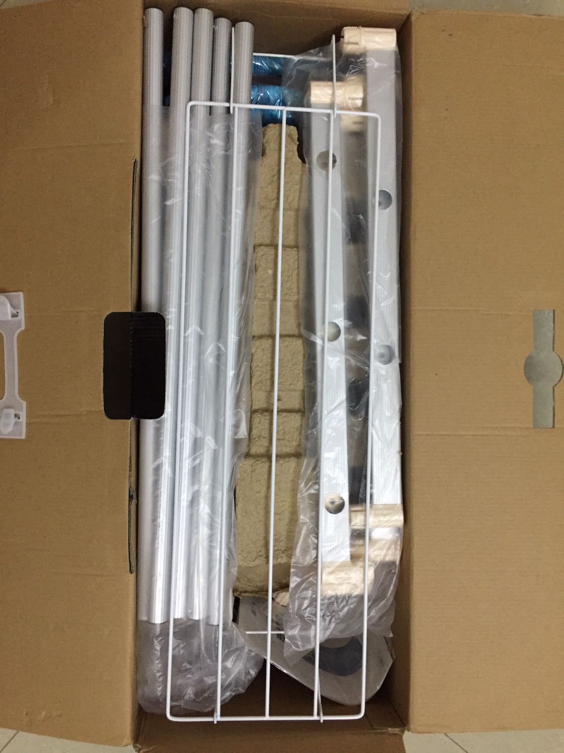 lắp lên thử dùng thì thấy 1 bánh xe bị lỗi, ko gắn cố định vào chân tủ được. sẽ gọi tiki bảo hành 

máy sấy khoảng 10c áo / quần người  lớn thì ok nhưng chắc chỉ sấy đc đồ mỏng. quần áo dày sấy 2 3 tiếng vẫn ko khô hoàn toàn