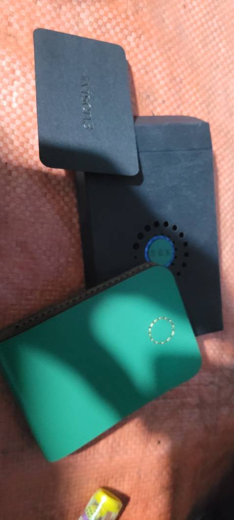 ví nhỏ nhét cà vẹt vào khe ko vừa, nhét đc chục tờ tiền thì dc, bạn nào nhiều giấy tờ, thẻ atm ko nên mua