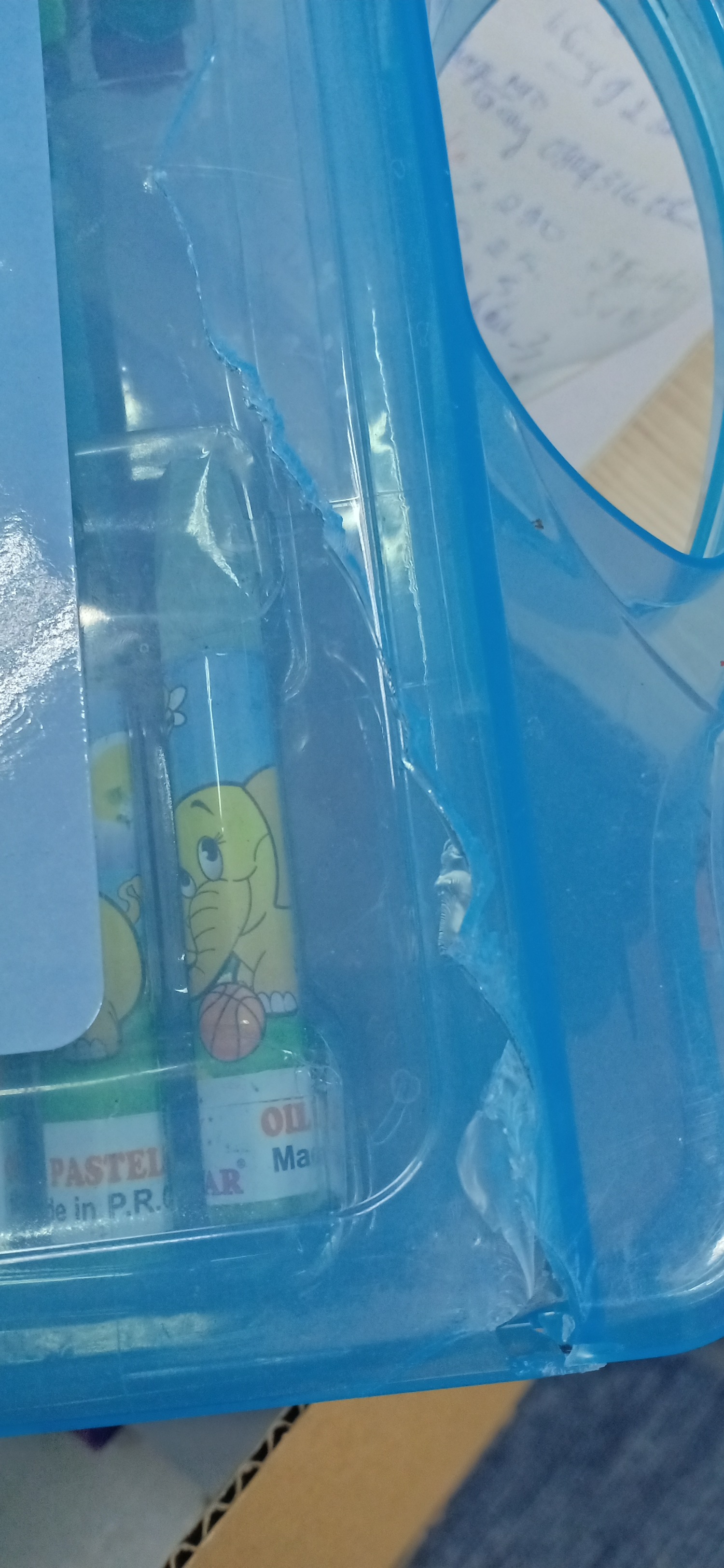 Vừa nhận được hàng sáng nay nhưng hộp bên ngoài bị nứt & bể rồi, không biết do vận chuyển hay sao. Mình muốn đổi hộp khác được không?