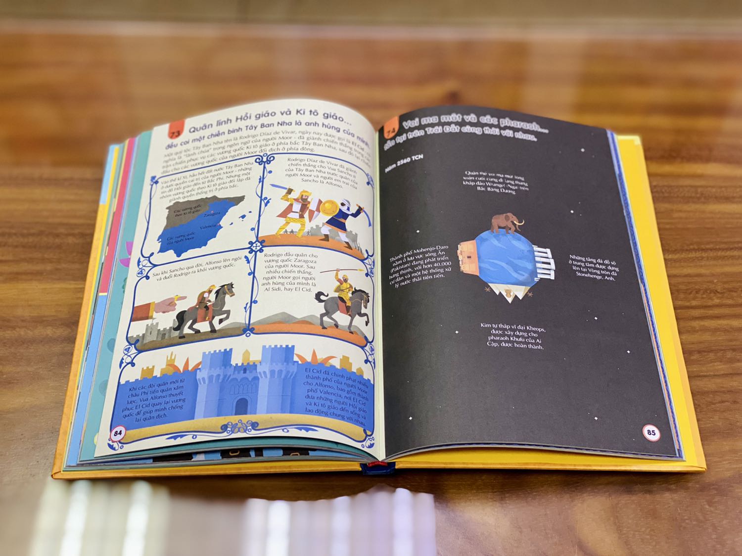 - Fahasa giao hàng nhanh chóng, đóng gói cẩn thận, sách được bọc chống sốc và màng co phẳng phiu. Tuy nhiên giao ngoài giờ hành chính (khá trễ) nhưng không thông báo với khách hàng và nhân viên giao hàng có thái độ không được lịch sự khi giao. 
- Sách bìa cứng, khổ vừa, in màu toàn bộ; ảnh minh họa sinh động, trực quan và rất đáng yêu. Bìa sách bắt mắt, chất lượng giấy tốt. 
- Về nội dung sách trình bày tốt, cung cấp nhiều kiến thức hữu ích và thú vị.