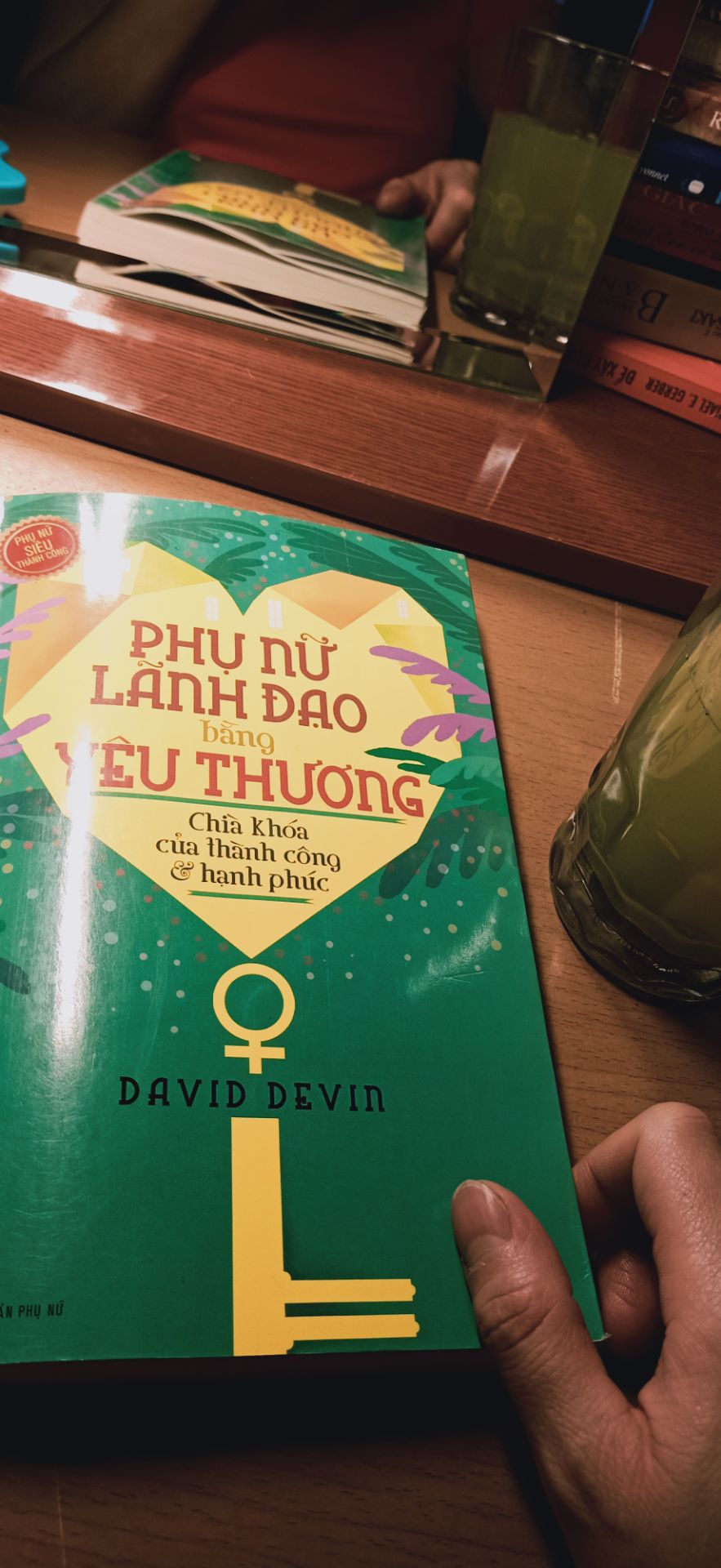 phụ nữ hãy đọc cuốn này để làm chủ cuộc sống và hạnh phúc nhé...sách rất tuyệt mình áp dụng được rất nhiều từ tâm huyết của tác giả.. Cảm ơn ông người đã giành thật nhiều tình yêu cho phụ nữ á đông và phụ nữ vn...