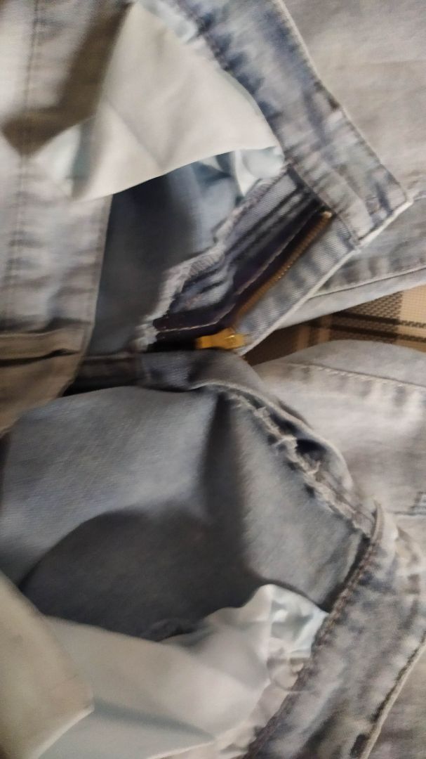 Treo đầu dê bán thịt ***. Quần trong hình màu khác chất vải khác. Cái này vải mỏng, gia công kém trông rẻ tiền thật sự. Nó chỉ như quần vài chục ngàn thanh lý trên vùng cao. Cái đinh túi quần cũng thiếu, vải mỏng khoá nhỏ, nói chung là hàng bỏ mình không mặc được loại này.