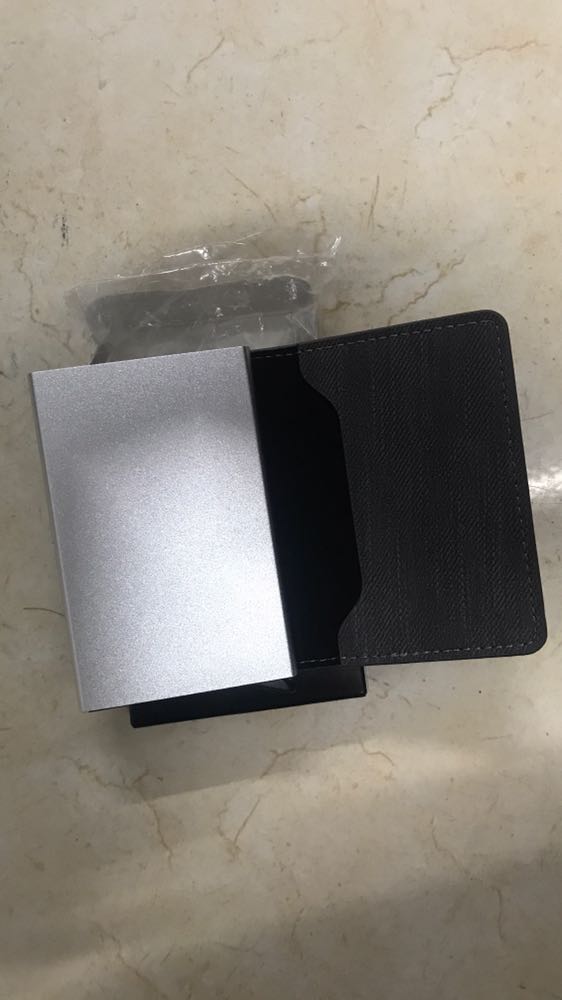 Sản phẩm cực ký hữu dụng. Mình mua về dùng thấy rất tốt. Hộp ví rộng để thoải mái thẻ luôn. Chắc được cả chục cái. Nhét thẻ vào có lẫy giữ rất chắc chắn luôn không sợ bị rớt. Lấy ra cũng đơn giản chỉ cần bật lẫy lấy ra là được rồi. Vỏ da cũng có ngăn để nhét tiền mặt và giấy tờ nữa. Sản phẩm tốt. Đáng mua.