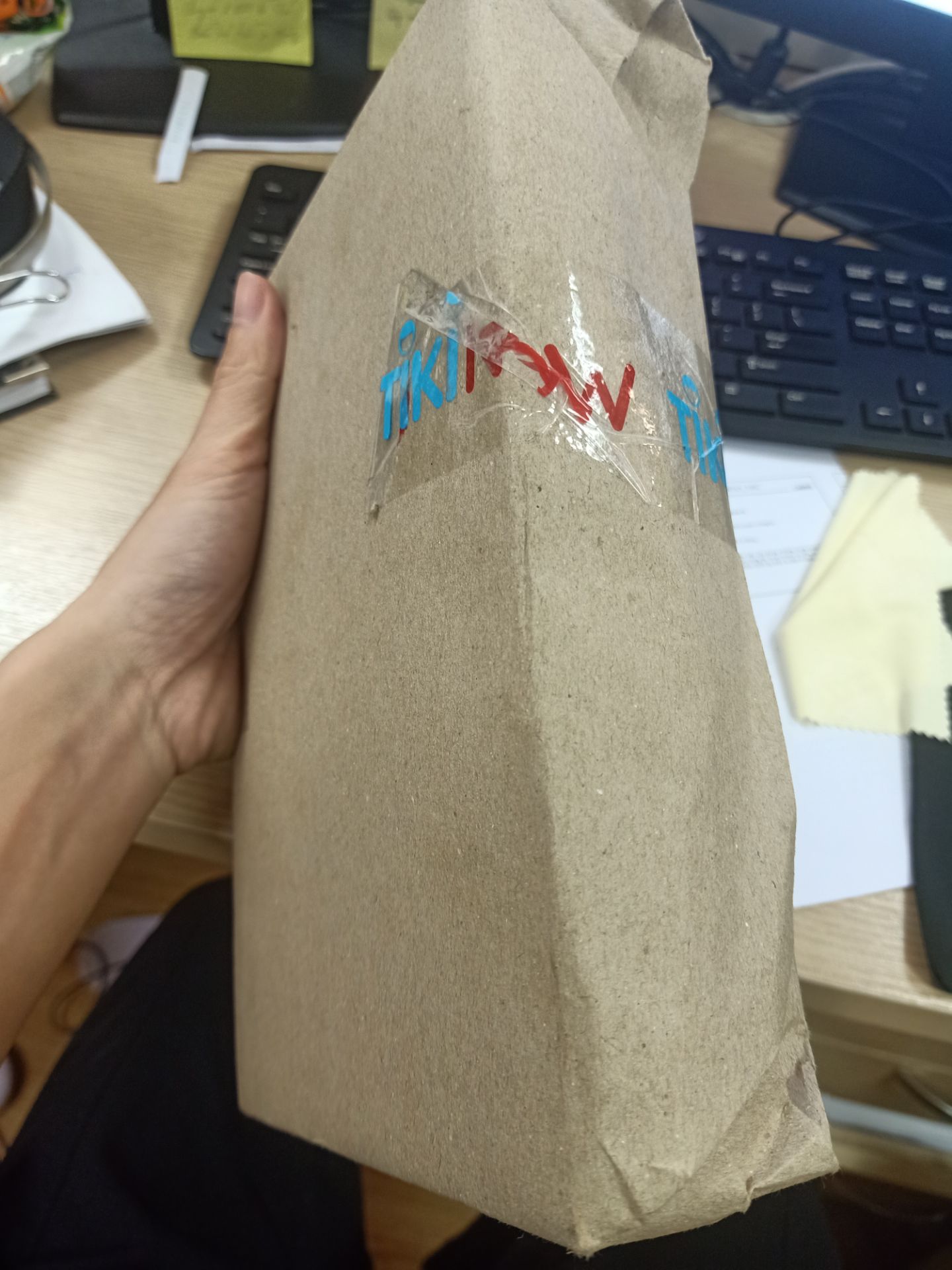 tiki giao sách nè. thiệt tình muốn chửi thề luôn, bán hàng lương tâm quăng *** cắn hả. phí vận chuyện cũng 39k chứ đâu phải free. đâu phải đi xin sách. mua bán kiểu gì vậy. mua hàng lâu nay, quá tệ.