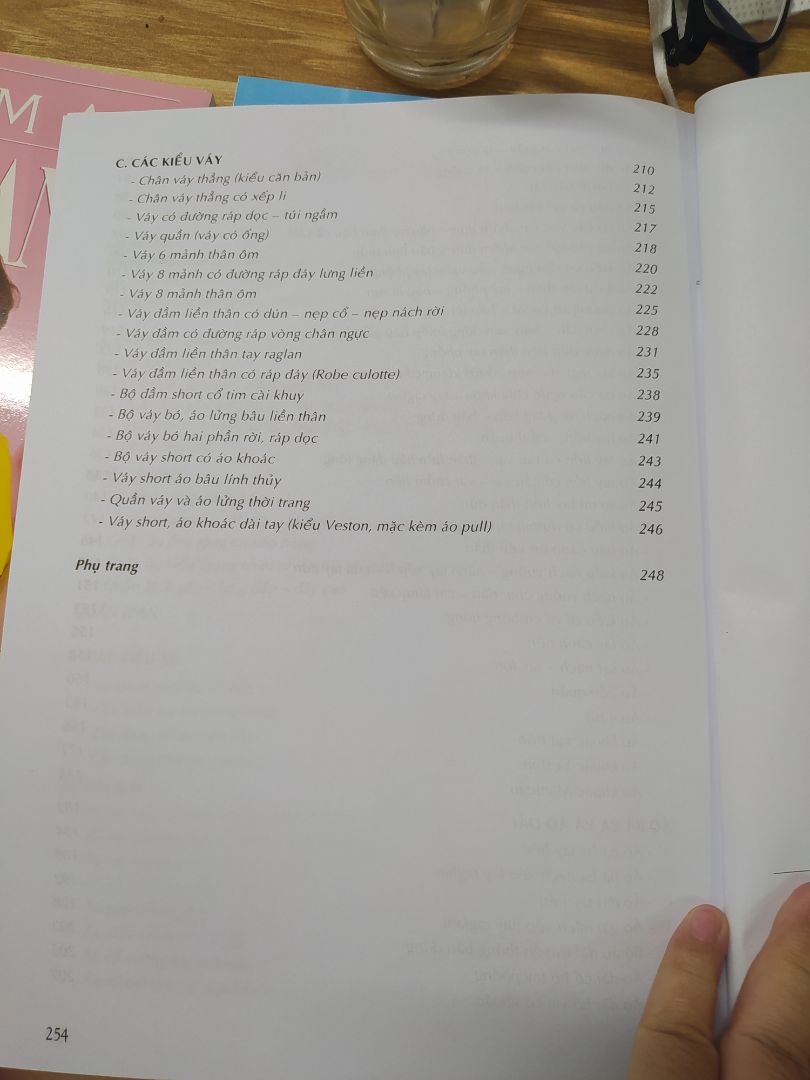 sách in sắc nét khá chi tiết ạ. nên mua nhé. nếu bạn nào thật sự đam mê. mình có đi học may ở bên ngoài nên đọc hiểu đc.bạn nào ko đi học may nếu đọc kỹ chắc vẫn làm đc ạ