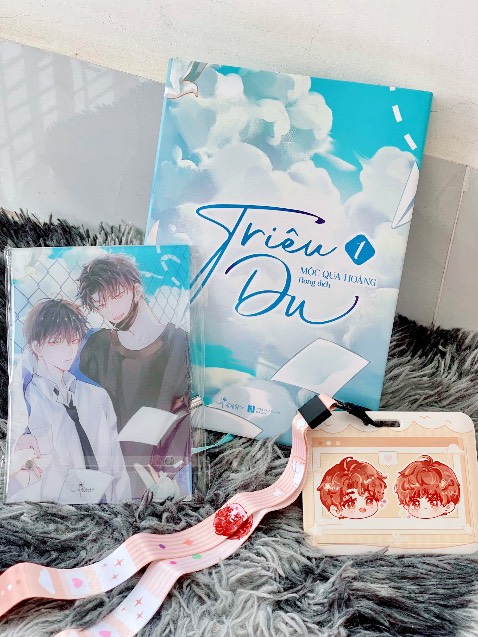 Lần này tiki giao hàng khá là nhanh so với những lần trước mình đặt. Nội dung truyện thì khỏi phải bàn cãi, phải nói Mộc Qua Hoàng là một trong những tác giả mà mình thích nhất. Đợt này nhà Daisy thật sự làm mình rất thất vọng, truyện mua về lúc bóc seal thì bị cong bìa áo,ép mãi mới thẳng ra. Dây đeo thẻ thì bị trầy, dấy hằn trên mặt trước của thẻ. Lúc mở pack gói dây đeo thẻ ra mình hoảng hồn luôn