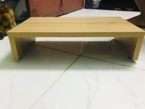 Gỗ nhìn đẹp, chắc chắn, tuy nhiên kích thước hơi bự so với máy tính để bàn ở cty nên mình mang về để laptop vừa in, vít vặn chìm nên bề mặt trên nhìn như dán keo, rất ưng mắt ạ. Cảm ơn shop và tiki.
Shop có làm kệ nhỏ hơn loại này không ạ, để em mua thêm 1 cái nhé.